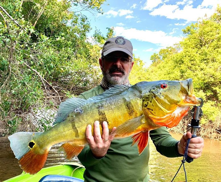 En büyük Fish Serisi Ranger® Reata® Pantoon boats, ailenizle olduğu kadar  balıklarla da iletişim kurmanız için tasarlanmıştır. Büyük bir L-oturma  salonu,, By Adt Marine Group